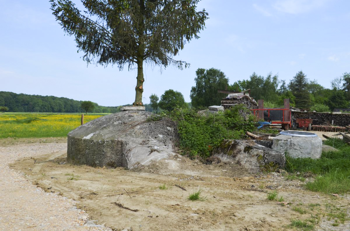 Ligne Maginot - BETTLACH NORD 2 - (Blockhaus pour canon) - Vue arrière du Blockhaus. L'agriculteur a déblayé les abord et le dessus, ce qui le met en évidence depuis la route. Attention propriété privée demandé l'accord du propriétaire.
