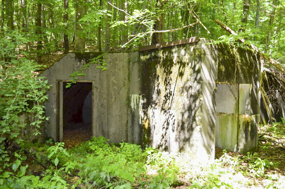 Ligne Maginot - Batterie d'artillerie du Breitenhaag - Cuve Est
Vue du magasin à munitions à gauche de l'encuvement et des niches à munitions de part et d'autre de l'accés