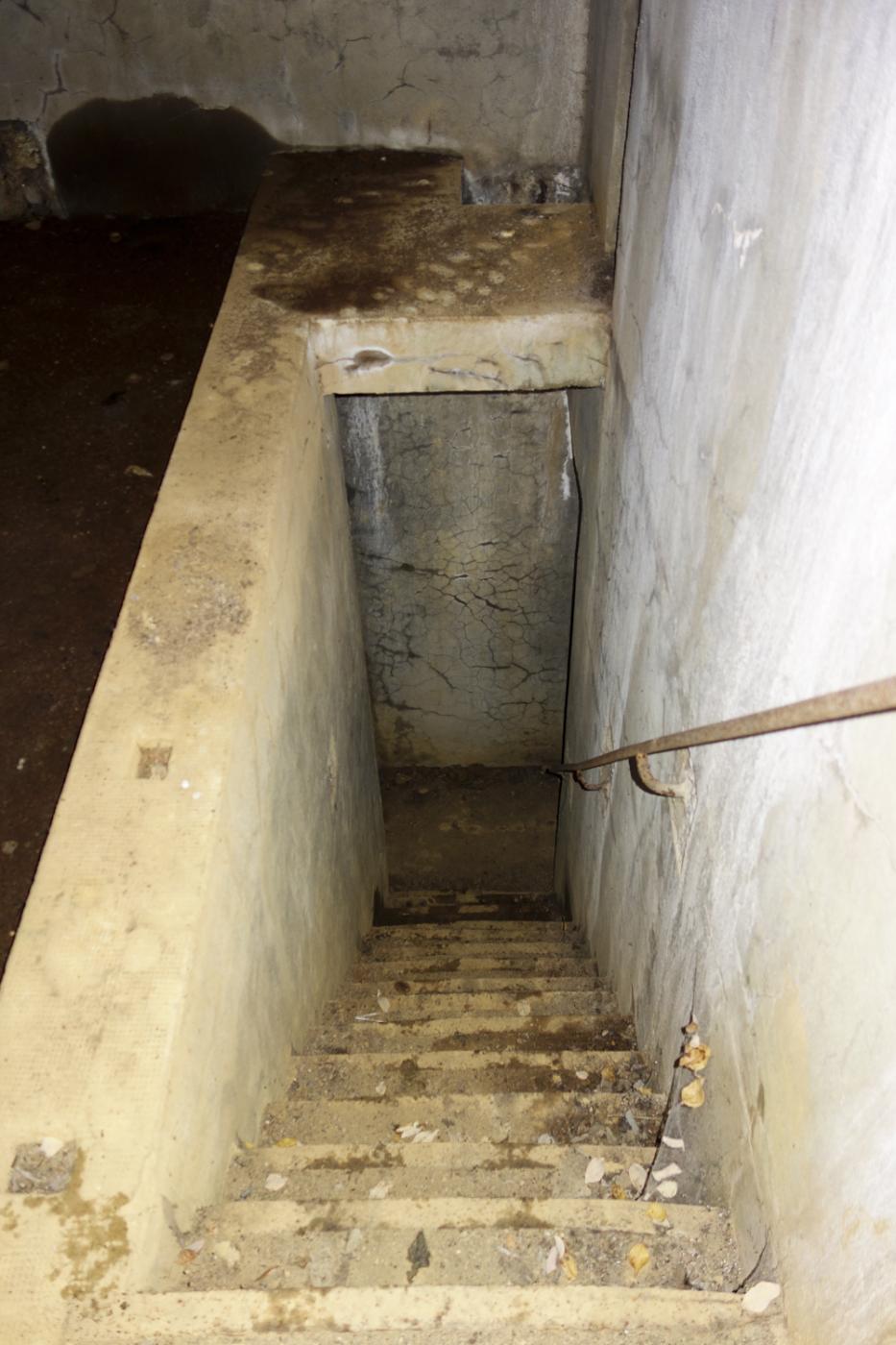 Ligne Maginot - LA HIGNY - (Casemate d'artillerie) - Escalier descendant au sous-sol
