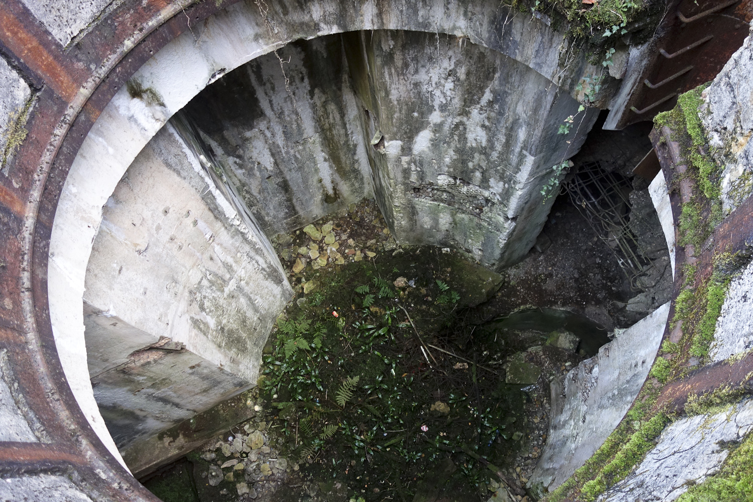 Ligne Maginot - VELOSNES - (Ouvrage d'artillerie) - Bloc 5 - Le puits béant de la tourelle 75 