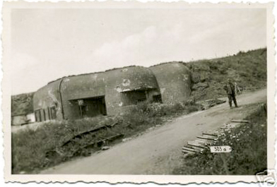 Ligne Maginot - MY2 - VILLY EST - (Casemate d'artillerie) - La casemate en 1940
Le panneau indique la direction de l'entrée de l'ouvrage de la FERTE, codé 'Panzerwerk 505' par les allemands