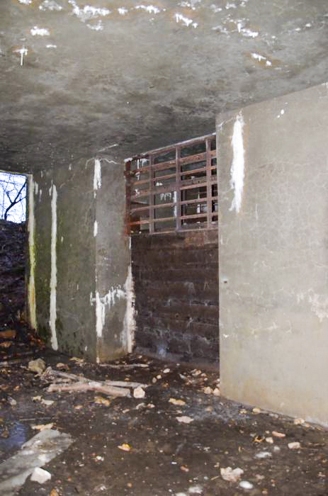 Ligne Maginot - 113 - OLTINGUE - (Casemate d'artillerie) - Entrée matériel de gauche avec ses rails de protection devant les portes, l'aération en partie haute.
Particularité de cette casemate, les entrées sont dans un hall couvert par la dalle de la casemate.