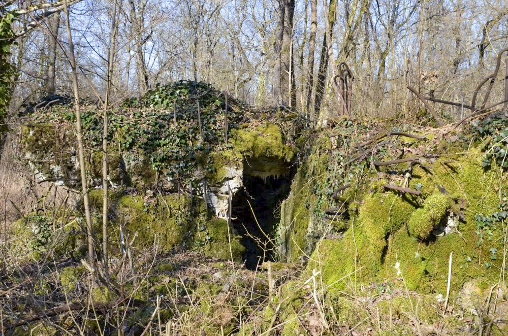 Ligne Maginot - CARREFOUR 224 NORD - (Blockhaus pour arme infanterie) - Vue coté sud. On distingue le ferraillage dépassant des murs et l'absence de gravat.
