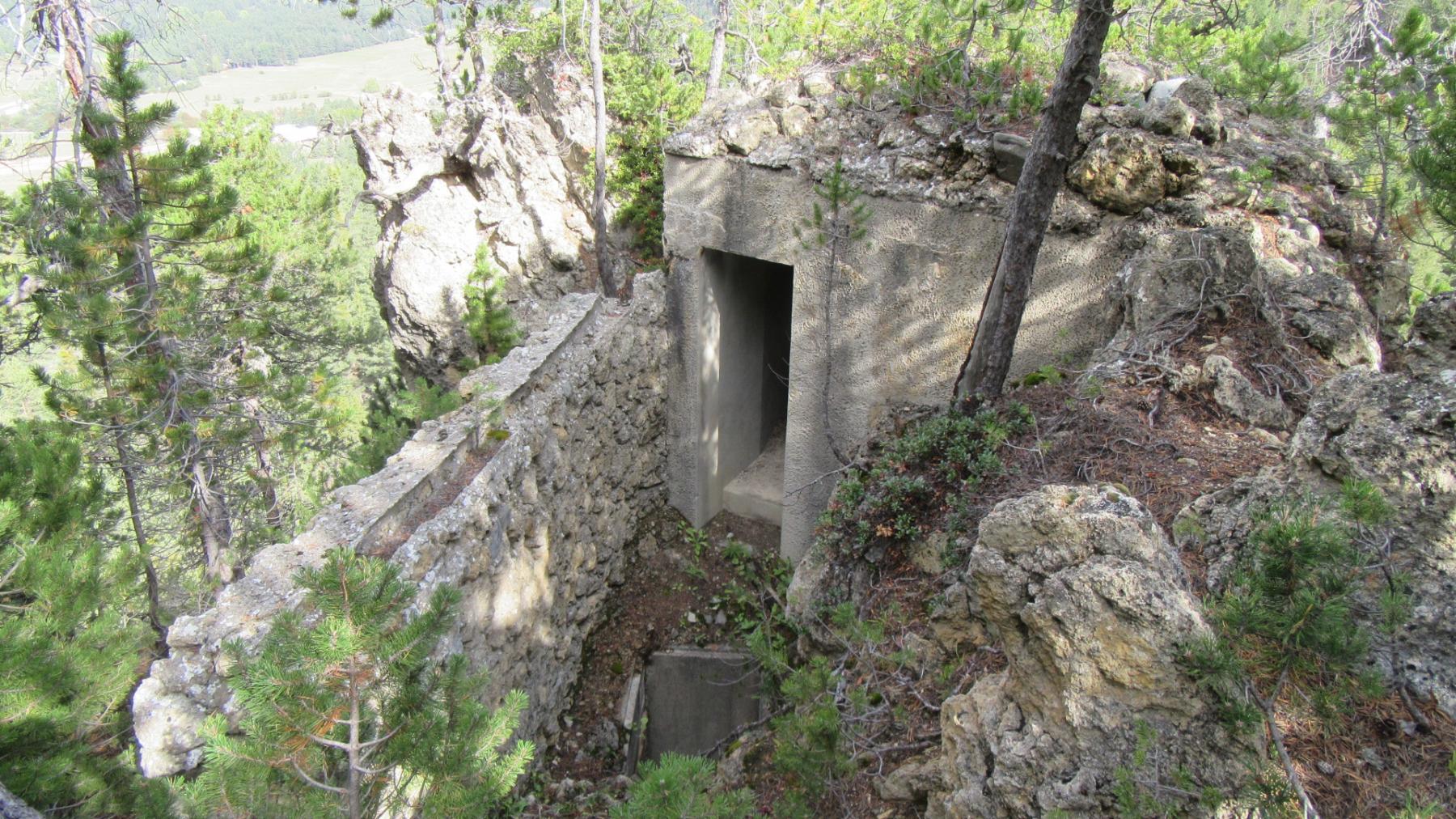 Ligne Maginot - CLOT DU POIN - (Blockhaus pour arme infanterie) - Entrée du bloc et fosse d'accès au bloc inférieur
