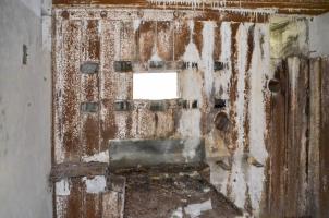 Ligne Maginot - Blockhaus STG 76 - Hardt Sud - Poste de tir de la mitrailleuse protégeant l'axe sud-sud ouest. Ancrage du masque de protection absent, mais il reste une des deux tablettes en bois