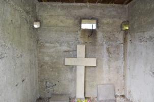 Ligne Maginot - Vue intérieure - Ce blockhaus comprend 3 créneaux dont 2 dans les angles.
La croix se trouvant à l’intérieur n'est qu'un dépôt provenant du cimetière.