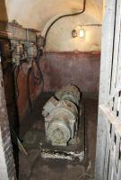 Ligne Maginot - BAMBESCH - A35 - (Ouvrage d'infanterie) - La sous station du bloc 1
Ce groupe convertisseur générait le 110V continu nécessaire au fonctionnement des tourelles à partir du courant triphasé disponible dans l'ouvrage