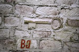 Ligne Maginot - Ouvrage d'artillerie de FERMONT - Bloc 4
La clef de voute, dernière pierre à avoir été posée.
Les initiales sont celles de Joseph Bancon, employé à la construction de l'ouvrage