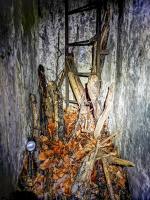 Ligne Maginot - U2 - (Chambre de coupure) - Le puits d'accès et son échelle sont obstrués par des bouts de bois et des détritus divers.