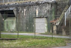 Ligne Maginot - GOETZENBRUCK - (Infrastructures électriques) - Les entrées du poste qui viennent d'etre murées