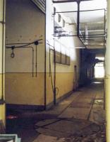 Ligne Maginot - GOETZENBRUCK - (Infrastructures électriques) - Ce couloir court le long de la façade de l'ouvrage. Noter la présence d'une plateforme rotative destinée à la manutention des transformateurs
Photographie faite avec l'autorisation de EDF.