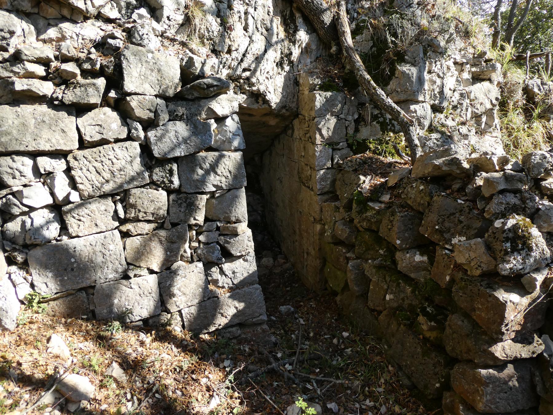 Ligne Maginot - PIC DE GARUCHE 3 - (Cuve pour arme d'infanterie) - Abri 'Séré de Rivières' réutilisé avec rajout d'un mur de protection en pierres sèches.