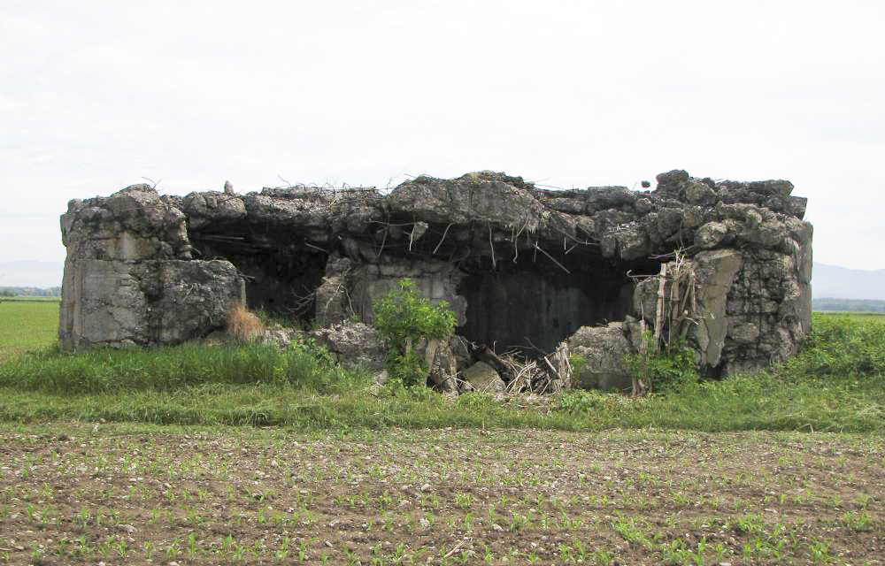 Ligne Maginot - RUMERSHEIMER WEG - (Blockhaus pour arme infanterie) - Vue de l'arrière vers l'est. Les chambres de tirs sont explosées. 
Destin habituel des blocs situés dans le SFMu lors de l'hiver 1944-45.