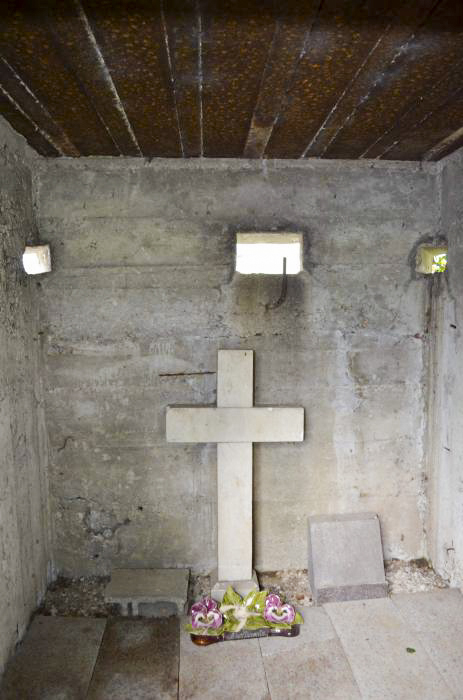 Ligne Maginot - KEMBS CIMETIERE - (Blockhaus pour arme infanterie) - Ce blockhaus comprend 3 créneaux dont 2 dans les angles.
La croix se trouvant à l’intérieur n'est qu'un dépôt provenant du cimetière.