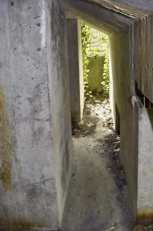 Ligne Maginot - Blockhaus de CARREFOUR 243-1 - Couloir de l'entrée des hommes, avec à gauche la niche à munitions et à droite, en bas, une ouverture donnant sur la niche depuis l’extérieur.