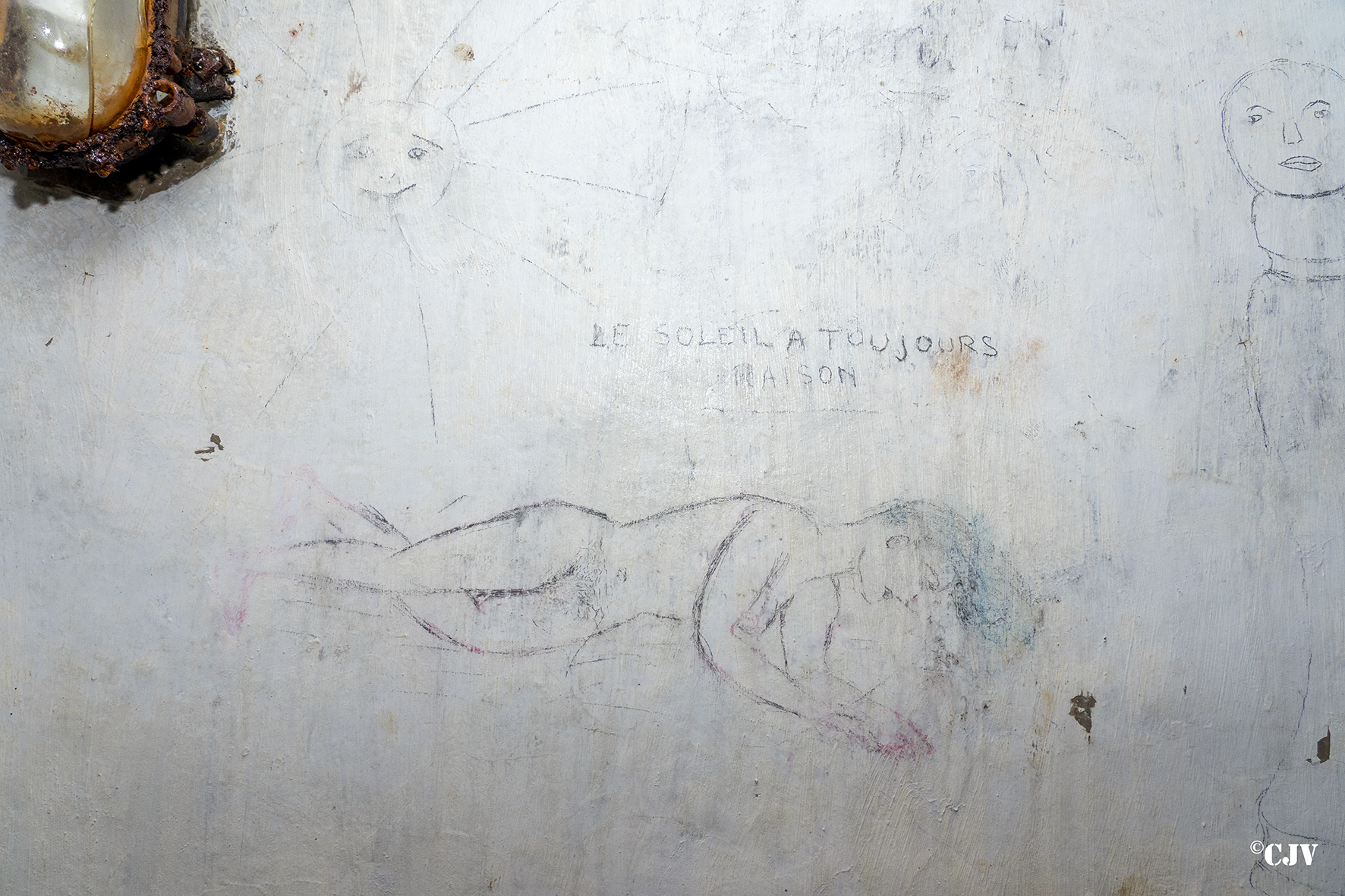 Ligne Maginot - LAVOIR - (Ouvrage d'artillerie) - Bloc 4 
Etage inférieur 
Graffiti dans la chambre des sous-officiers