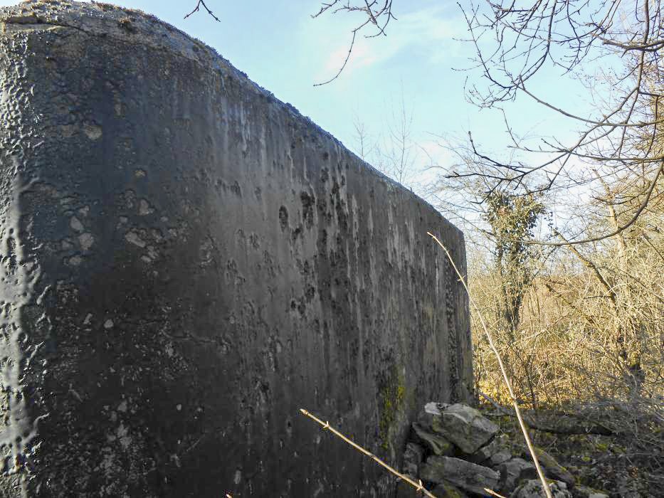 Ligne Maginot - ECLUSE 52 NORD - (Blockhaus pour canon) - Le mur coté est, coté canal