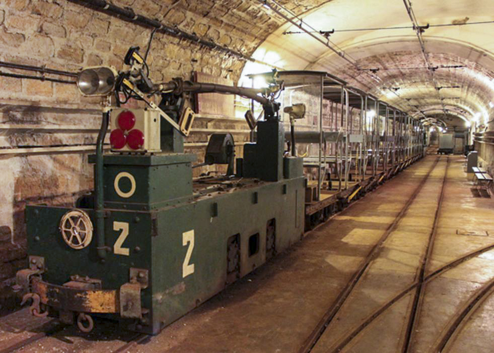 Ligne Maginot - Ouvrage d'artillerie de FERMONT - Le train qui amène les visiteurs de l'entrée Munitions aux blocs de combat
Locotracteur Vetra et wagon Nord Est type A