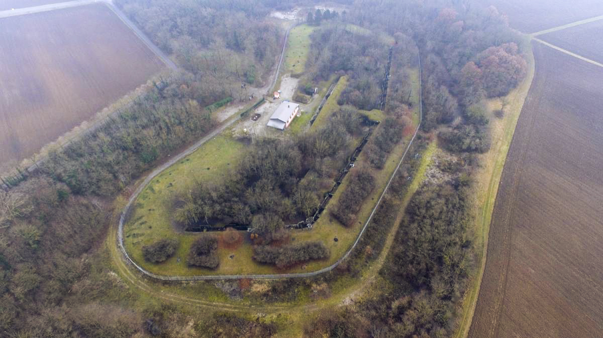 Ligne Maginot - HEITEREN (PC II/28° RIF) - (PC de Quartier) - Vue aérienne de l'ouvrage. La baraquement de l'entrée de l'ouvrage est postérieur à la seconde guerre mondiale.