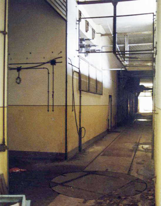 Ligne Maginot - GOETZENBRUCK - (Infrastructures électriques) - Ce couloir court le long de la façade de l'ouvrage. Noter la présence d'une plateforme rotative destinée à la manutention des transformateurs
Photographie faite avec l'autorisation de EDF.