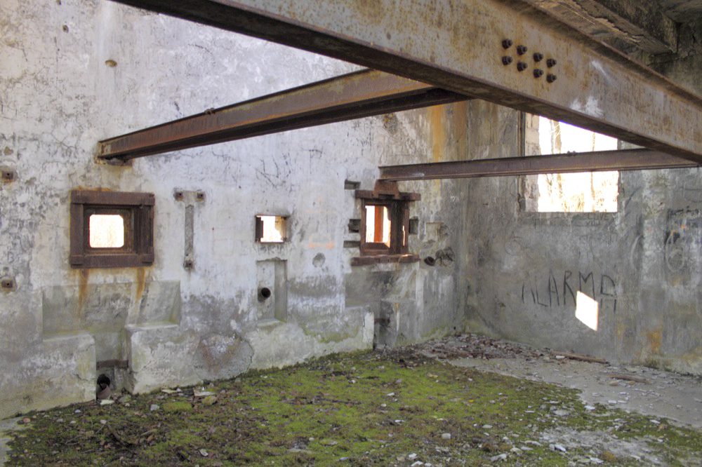 Ligne Maginot - WOLFGANTZEN - (Stand de tir) - L'intérieur du stand avec les bi-rail pour canon