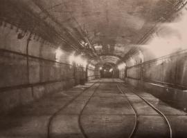 Ligne Maginot - METRICH - A17 - (Ouvrage d'artillerie) - L'une des gares de l'ouvrage (gare D) pendant l'occupation. Sa situation au niveau des blocs B11 et B8 explique la présence du monorail au plafond.