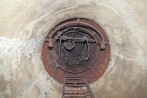 Ligne Maginot - FORT HOCHE - (Casernement) - La cloche avec le créneau percé sous la calotte