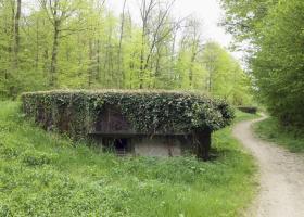 Ligne Maginot - HAUTE DIGUE 8 - (Blockhaus pour arme infanterie) - L'entrée du bloc 7 est visible à l'arrière plan