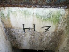 Ligne Maginot - H7 - (Chambre de coupure) - Cartouche gravé dans le puits d'accès de la chambre de coupure
