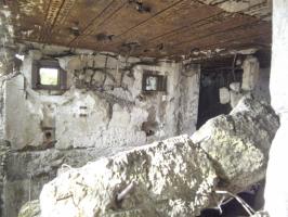 Ligne Maginot - INGOLSHEIM Est ( Casemate d'infanterie ) - L'intérieur de la casemate, la dalle entre les deux niveaux s'est effondrée