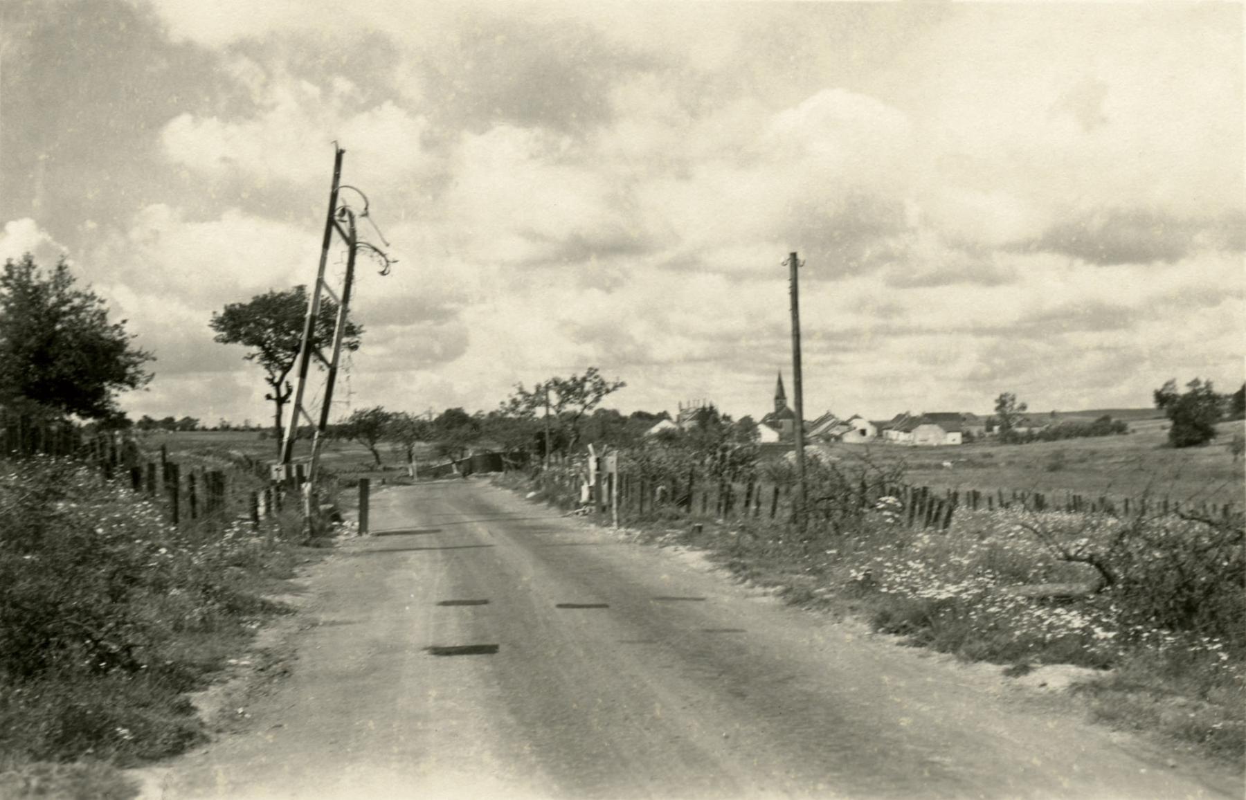 Ligne Maginot - BIDING EST - (Barrage de Route) - La barrière de route, le village de Biding est visible à l'arrière plan. 
La photo est prise après juin 40