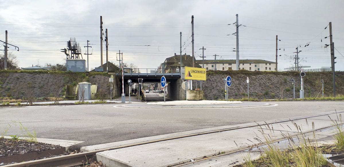 Ligne Maginot - PORT DU RHIN CENTRE 9 - (Blockhaus pour arme infanterie) - Direction de tir (rue Coulaux, passage de la voie ferrée Strasbourg-Kehl)