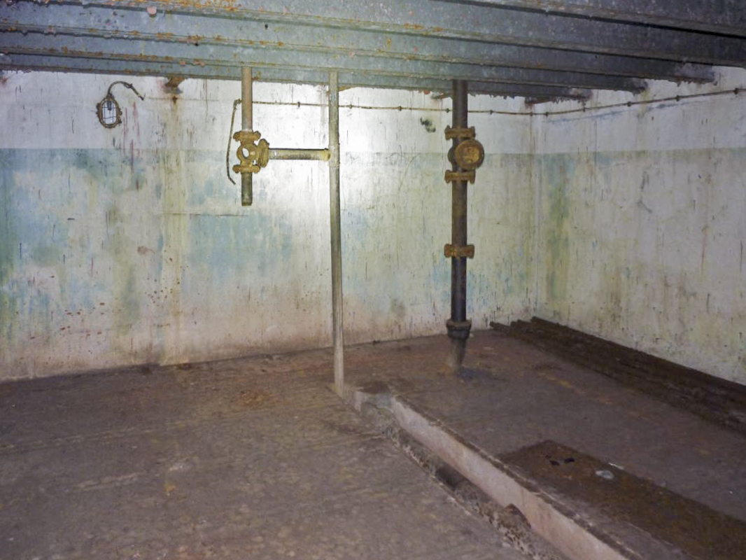 Ligne Maginot - FROHMUHL (PC DU QUARTIER KAPELLENHOF - II/153° RIF) - (Abri) - Les tubes du reservoir d'eau dans le sanitaire