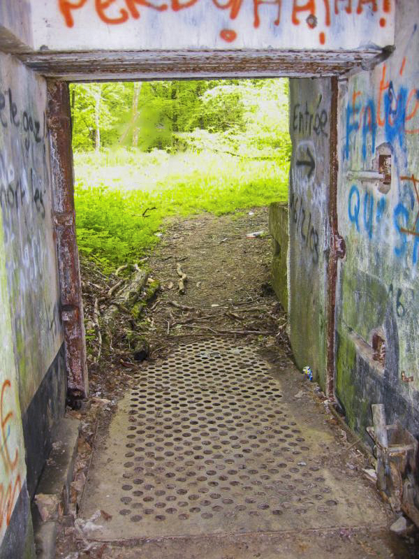 Ligne Maginot - SOETRICH - A11 - (Ouvrage d'artillerie) - Entrée des Hommes
Vue vers l'extérieur de la porte. Noter la passerelle rétractable.