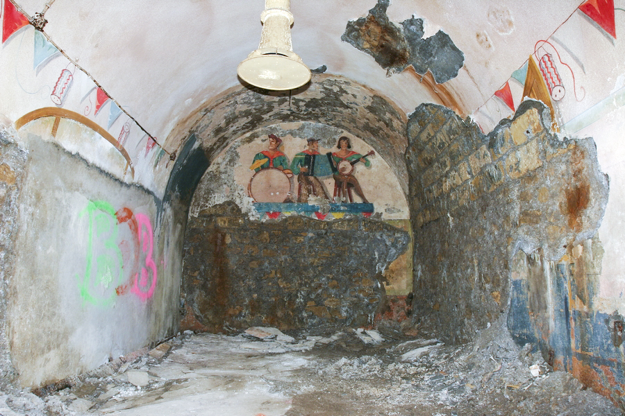 Ligne Maginot - SOETRICH - A11 - (Ouvrage d'artillerie) - Peinture murale
Le Mess de l'ouvrage, l'orchestre basque et frise murale