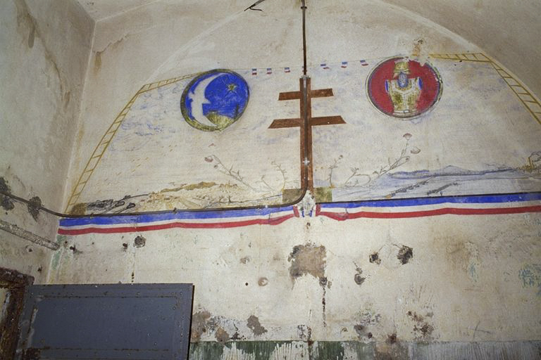 Ligne Maginot - SOETRICH - A11 - (Ouvrage d'artillerie) - Les peintures murales du central téléphonique de l'ouvrage
A gauche l'insigne du 18° RG et à droite, celui du 2° RG