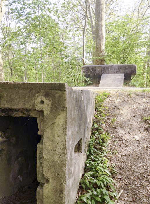 Ligne Maginot - HAUTE DIGUE 3 - (Blockhaus pour arme infanterie) - Située de l'autre coté de la digue, avec le blockhaus en arriére plan