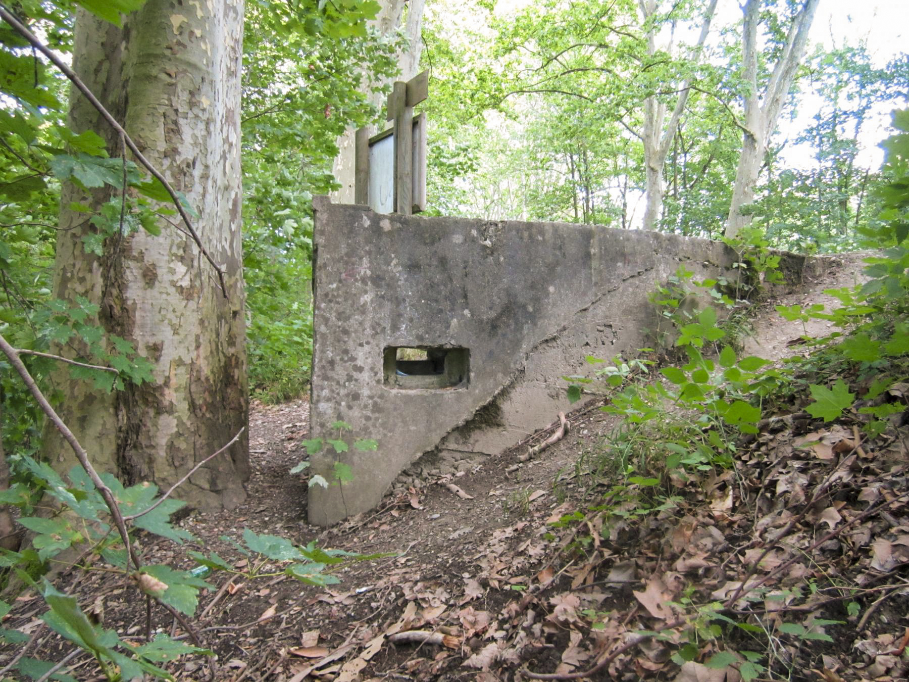 Ligne Maginot - HAUTE DIGUE 3 - (Blockhaus pour arme infanterie) - Créneau droit de défense rapprochée de l'entrée