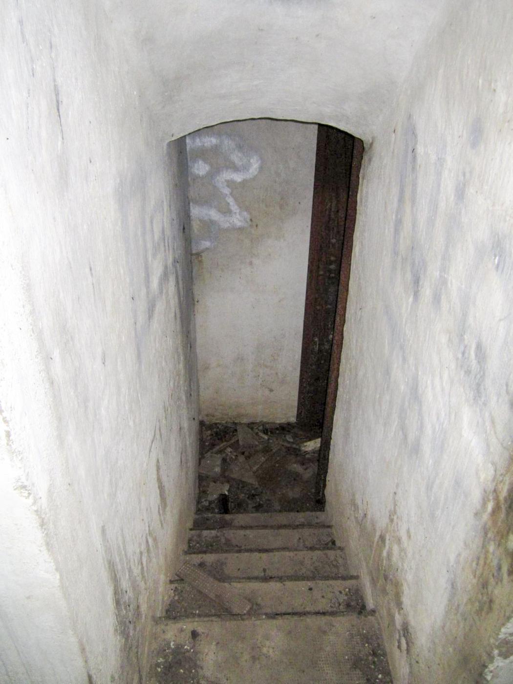Ligne Maginot - OBSERVATOIRE EST DES CERISIERS - (Observatoire d'artillerie) - L'escalier vers l'observatoire