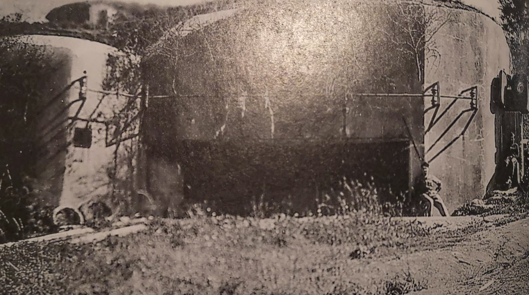 Ligne Maginot - METRICH - A17 - (Ouvrage d'artillerie) - Le bloc 3 en 1940
Casemate d'infanterie et  tourelle de mitrailleuses
Noter le projecteur blindé ouvert
