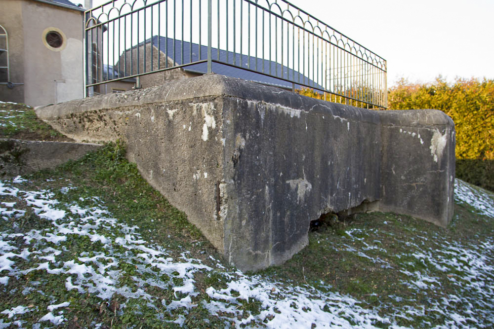 Ligne Maginot - CB109 - SENTZICH - (Blockhaus pour canon) - Vue du créneau du blockhaus, partiellement remblayé. A gauche, on aperçoit l'église de Sentzich.