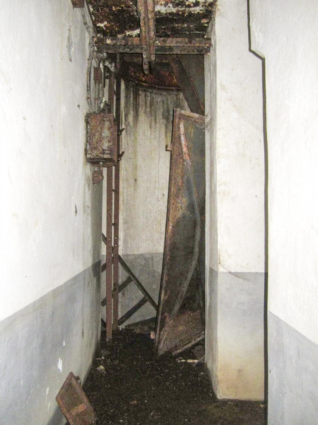 Ligne Maginot - HOCHWALD HAUT AVANT - BLOC 20 - O7 - (Observatoire d'artillerie) - Couloir de l'entrée, au fond la cloche GFM
