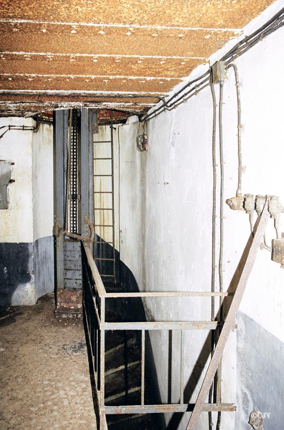 Ligne Maginot - HOCHWALD C3 - (Casemate d'infanterie) - Le puits de la cloche GFM et l'escalier menant à la casemate basse