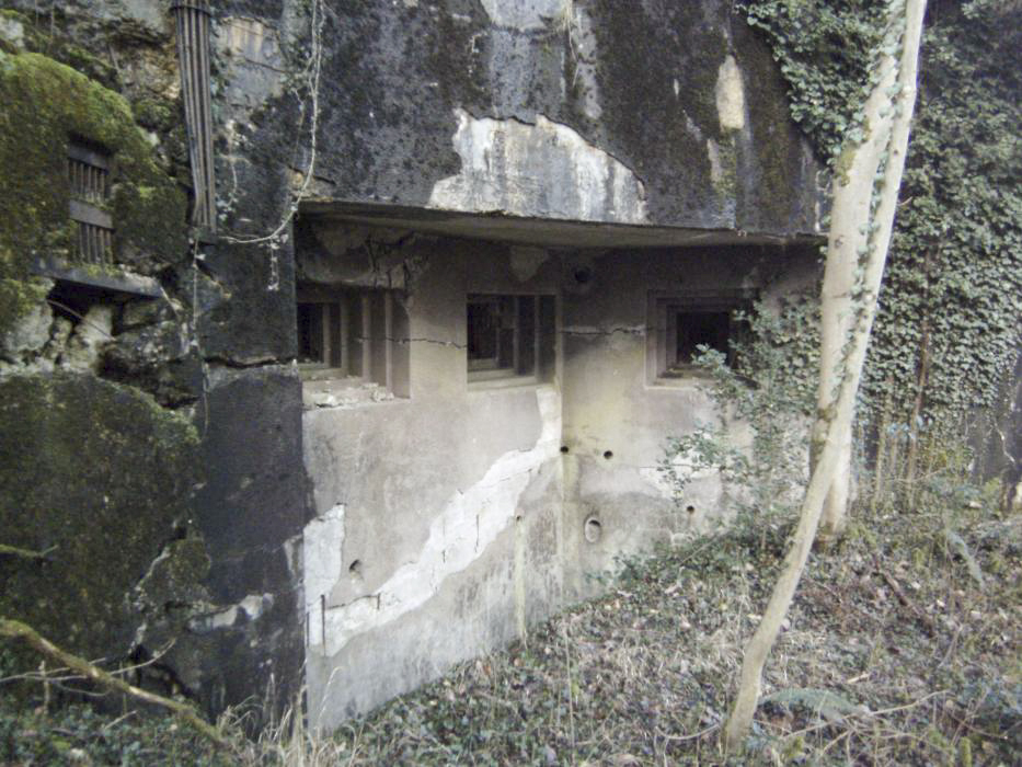 Ligne Maginot - HOCHWALD C9 ( Casemate d'infanterie ) - La façade avec les créneaux de tir