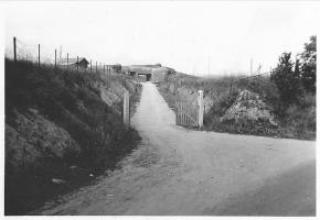 Ligne Maginot - SAINT ANTOINE - (Casemate d'infanterie - double) - Vue d'ensemble de la casemate avec son chemin d'accés et le barraquement extérieur