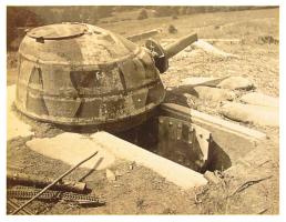 Ligne Maginot - Tourelle démontable pour mitrailleuse mle 35/37 - Une tourelle en place dans sa cuve bétonnée. Noter le boyau d’accès