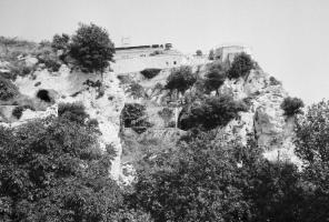 Ligne Maginot - TETE DE CHIEN - FORT MASSENA (6° BIE - 157° RAP) - (Position d'artillerie préparée) - Au centre de la photo, magasin à poudre sous l'ouvrage.