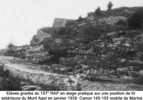 Ligne Maginot - Batterie de campagne du MONT AGEL (157e RAP) - Stage éléves gradés du 157° RAP janvier 1939.
Située sous l'embouchure du canon de 220L, on distingue nettement la silhouette du 145-155 mobile de Marine.
Agrandissement de la partie du document 68159.