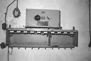 Ligne Maginot - CAP MARTIN - (Ouvrage d'artillerie) - Bloc 1
Le boitier chargeur pour batteries de lampes portables