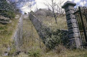 Ligne Maginot - Le fort de PICCIARVET - Le mur d'escarpe Ouest, avec en haut la caponnière.